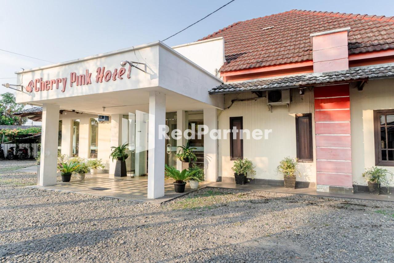 Cherry Pink Hotel Medan Mitra Reddoorz Exterior foto