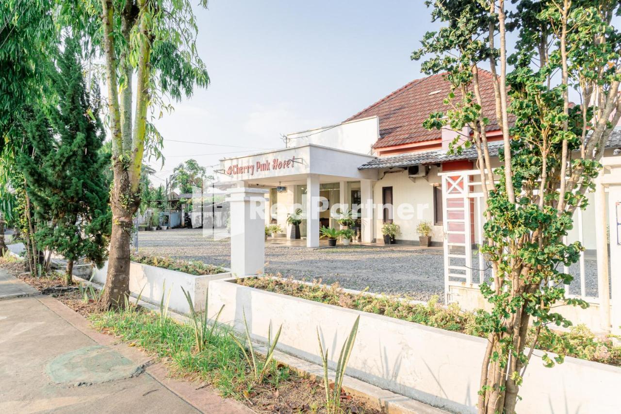 Cherry Pink Hotel Medan Mitra Reddoorz Exterior foto