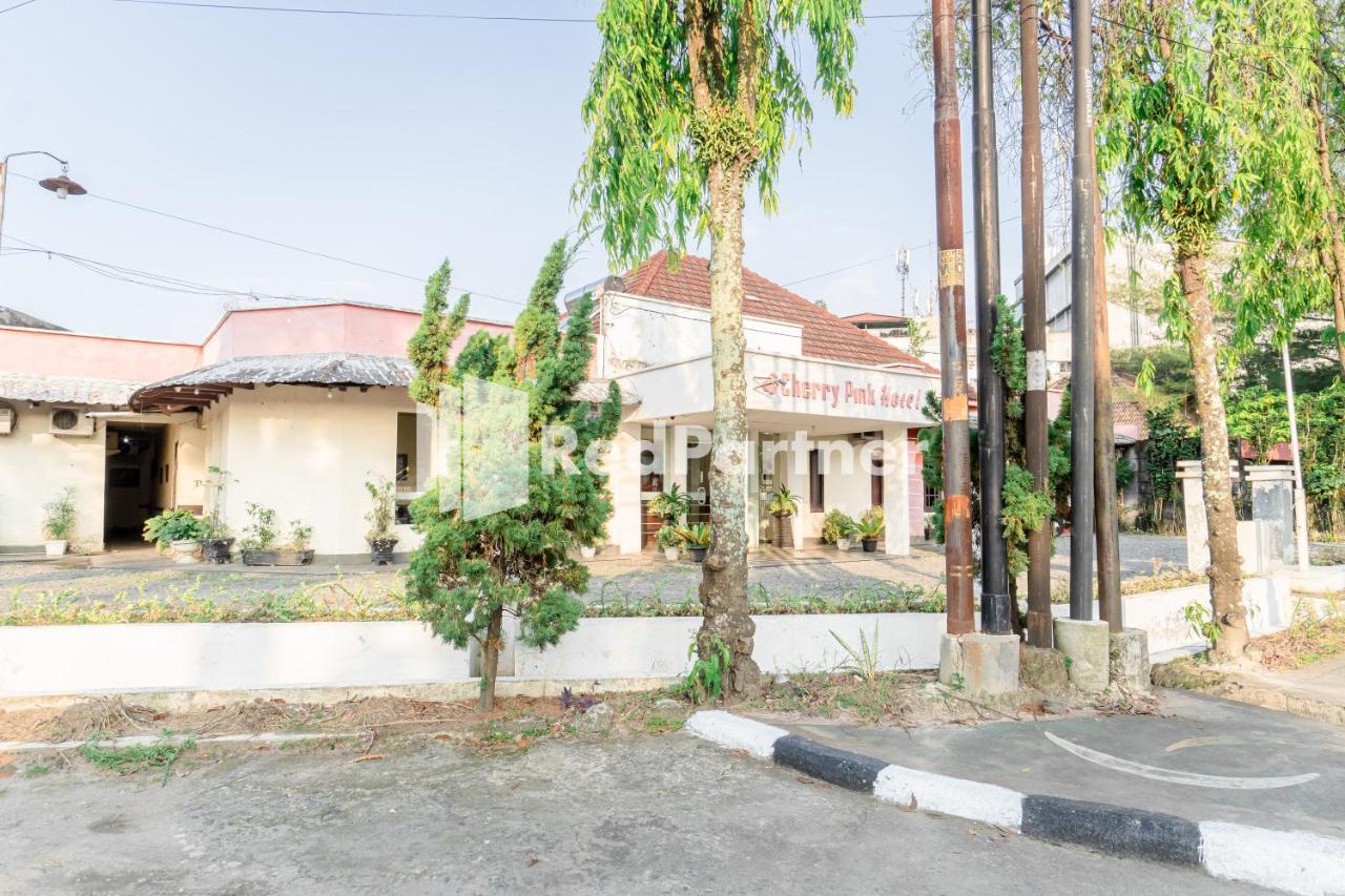 Cherry Pink Hotel Medan Mitra Reddoorz Exterior foto